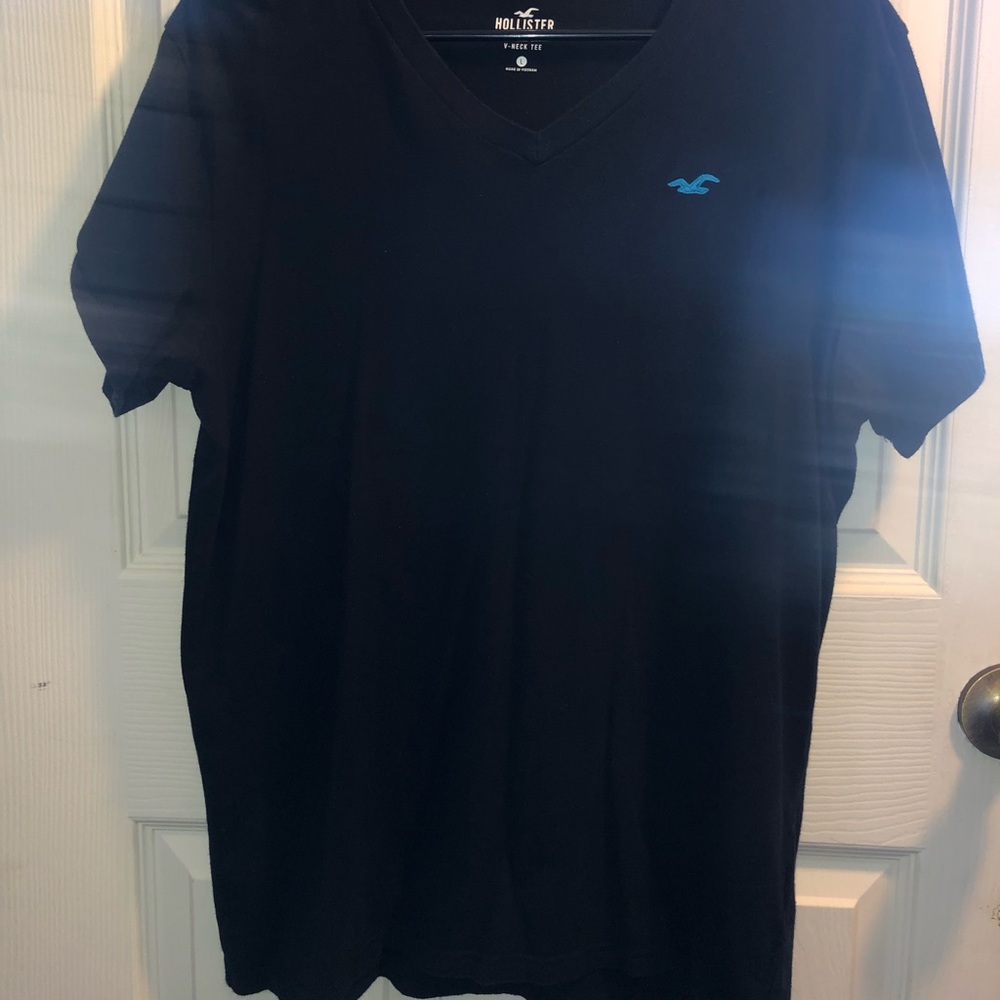 Mens shirt v-neck. Barely worn, perfect condition!